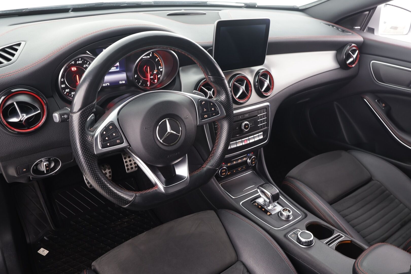 MERCEDES-BENZ CLA 45 AMG 2017 4MATIC Shooting Brake * P.kamera / LED / Sporttipenkit / Facelift / Apple&Android / Vakkari * - Kahdet renkaat aluvanteilla