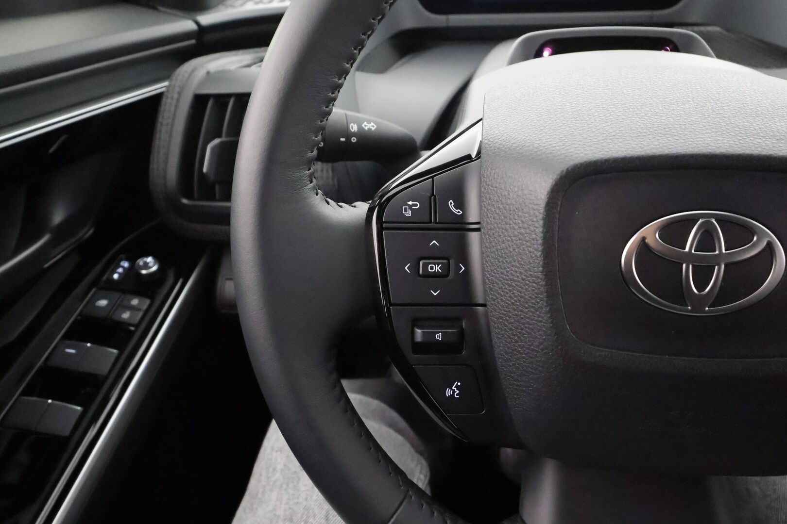 TOYOTA BZ4X 2025 FWD Team Deutschland * ACC / ILP / P.kamera / LED / Navi / Sähköpenkki / Keyless / Puolinahat *