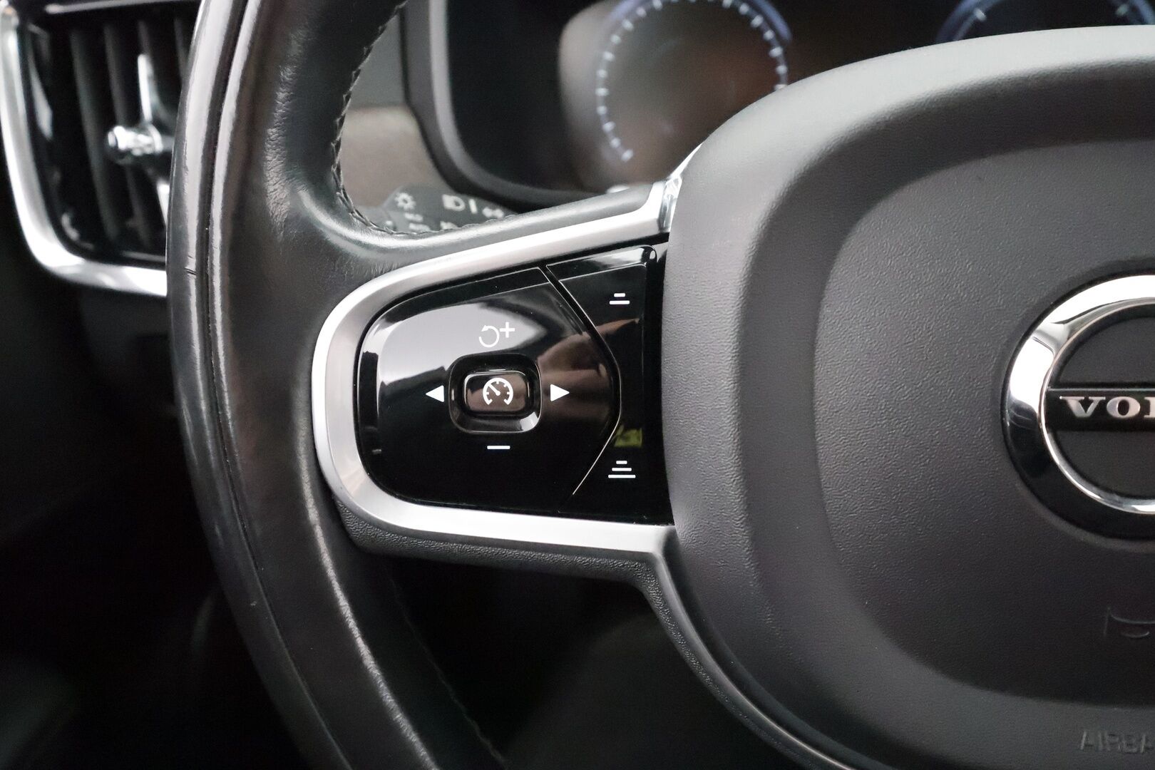 Volvo V90 CROSS COUNTRY 2018 D4 AWD Business Pro aut * Webasto / Koukku / ACC / LED / P.Kamera / Sportpenkki muistilla / Navi / Keyless *