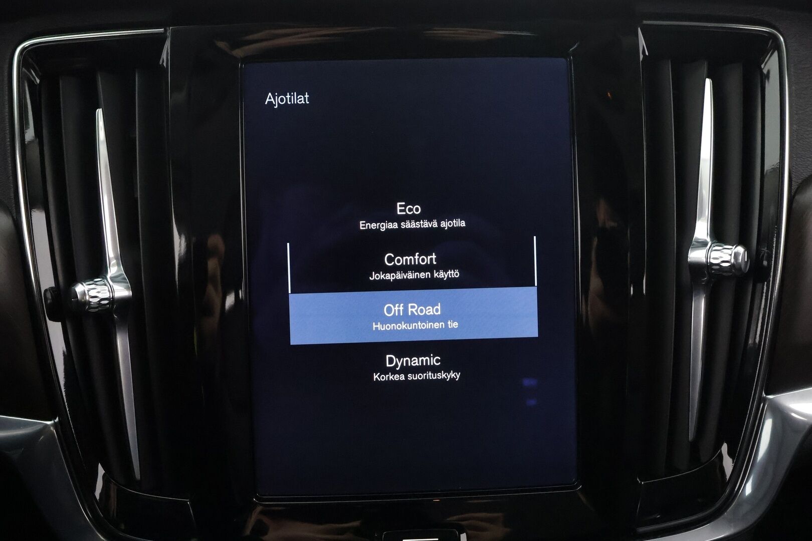 Volvo V90 CROSS COUNTRY 2018 D4 AWD Business Pro aut * Webasto / Koukku / ACC / LED / P.Kamera / Sportpenkki muistilla / Navi / Keyless *