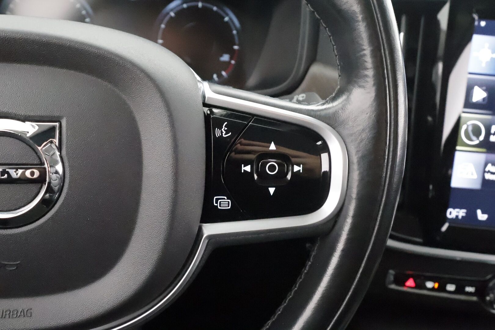 Volvo V90 CROSS COUNTRY 2018 D4 AWD Business Pro aut * Webasto / Koukku / ACC / LED / P.Kamera / Sportpenkki muistilla / Navi / Keyless *