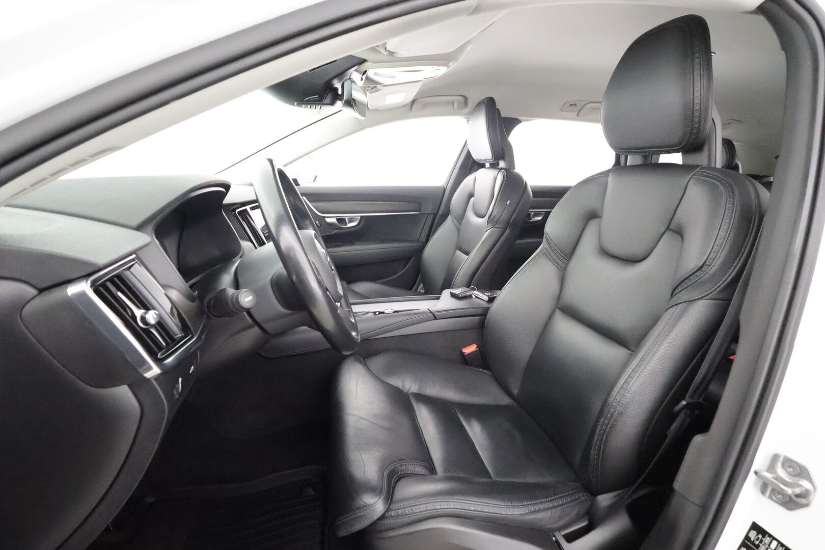 Volvo V90 CROSS COUNTRY 2018 D4 AWD Business Pro aut * Webasto / Koukku / ACC / LED / P.Kamera / Sportpenkki muistilla / Navi / Keyless *