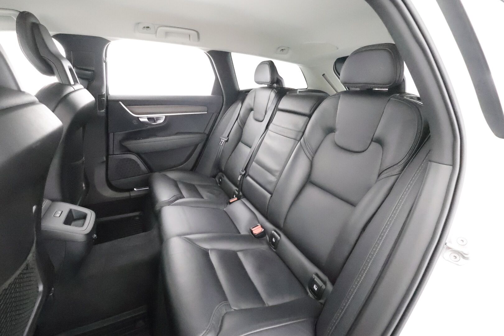 Volvo V90 CROSS COUNTRY 2018 D4 AWD Business Pro aut * Webasto / Koukku / ACC / LED / P.Kamera / Sportpenkki muistilla / Navi / Keyless *