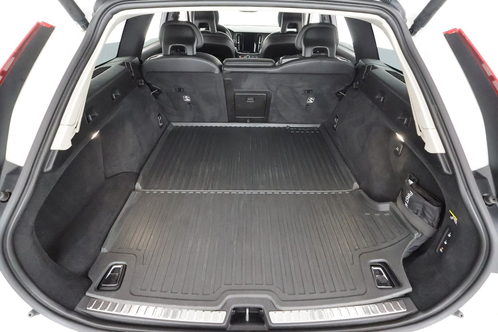 Volvo V90 CROSS COUNTRY 2018 D4 AWD Business Pro aut * Webasto / Koukku / ACC / LED / P.Kamera / Sportpenkki muistilla / Navi / Keyless *