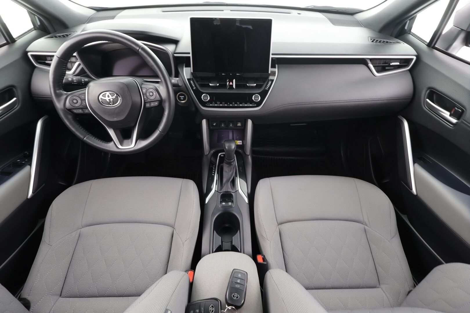 TOYOTA COROLLA CROSS 2024 2.0 Hybrid AWD-i Style * ACC / LED / P.Kamera / Digimittaristo / Navi / Keyless * - Kahdet renkaat aluvanteilla - HULLUT AVAJAISHULINAT KORKOTARJOUS 3,29 %