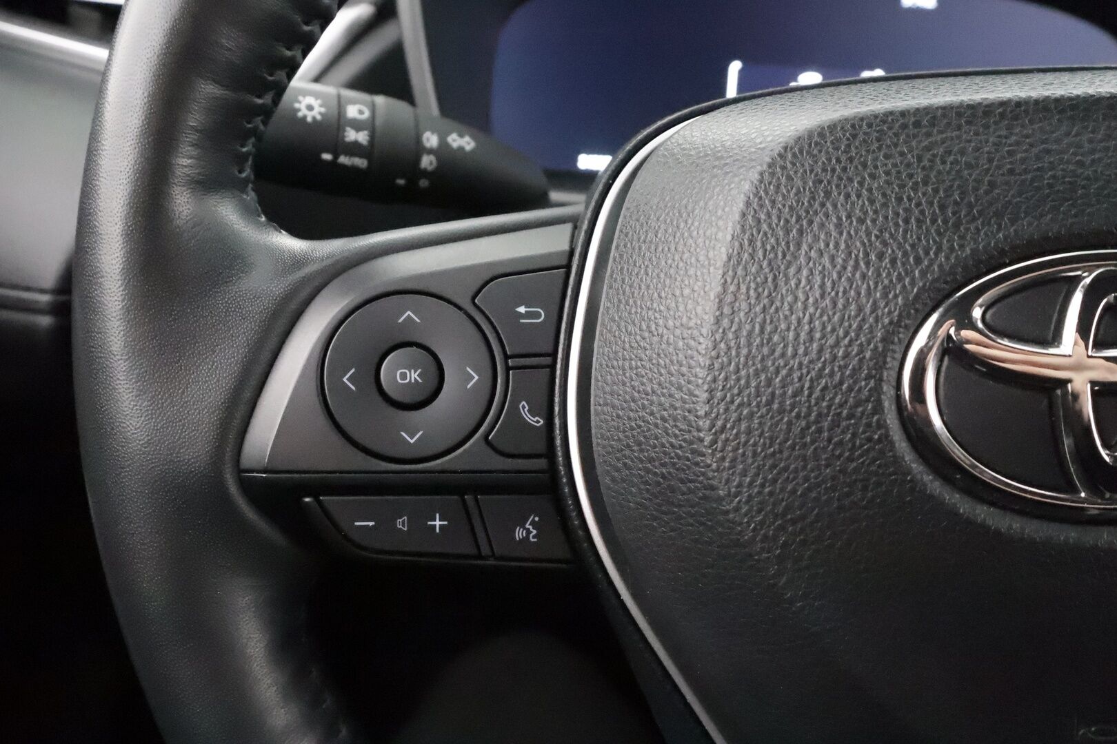 TOYOTA COROLLA CROSS 2024 2.0 Hybrid AWD-i Style - ALV | ACC | BLIS | Kaistavahti | KeyLess | Apple Carplay Navi | P.kamera | LED | 2x Renkaat 