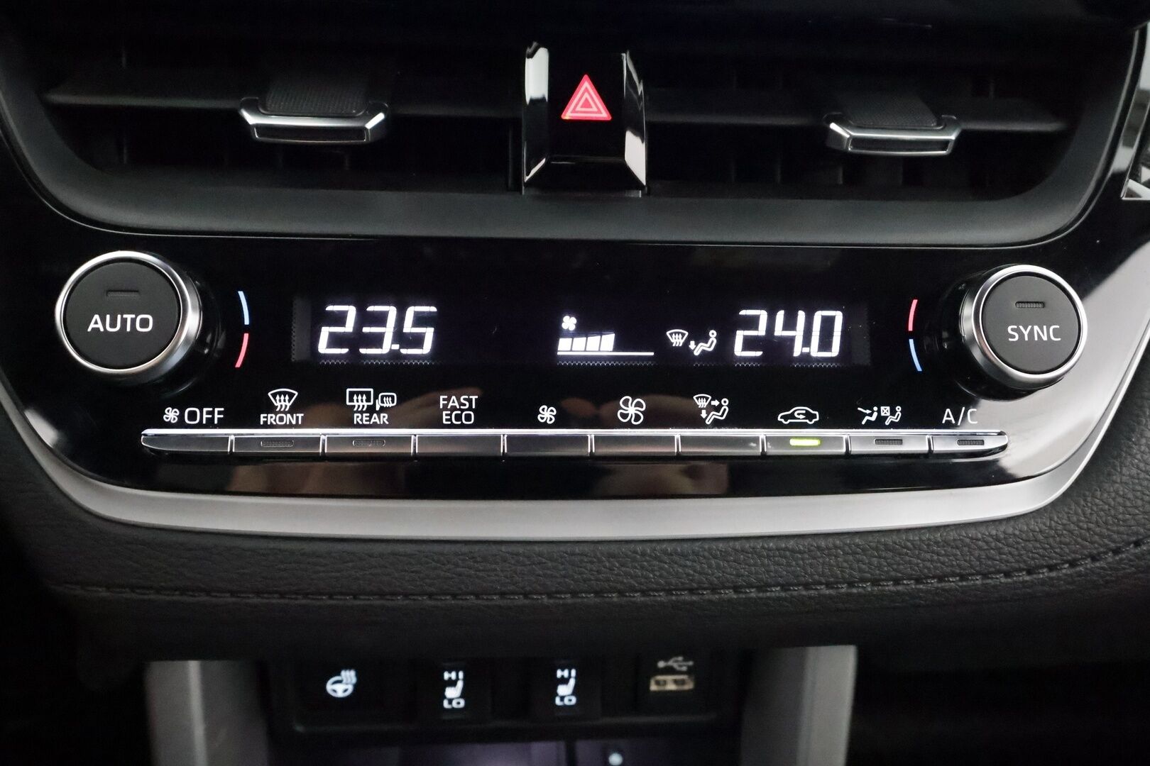 TOYOTA COROLLA CROSS 2024 2.0 Hybrid AWD-i Style - ALV | ACC | BLIS | Kaistavahti | KeyLess | Apple Carplay Navi | P.kamera | LED | 2x Renkaat 