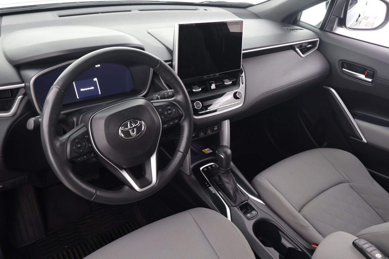 TOYOTA COROLLA CROSS 2024 2.0 Hybrid AWD-i Style * ACC / LED / P.Kamera / Digimittaristo / Navi / Keyless * - Kahdet renkaat aluvanteilla - HULLUT AVAJAISHULINAT KORKOTARJOUS 3,29 %