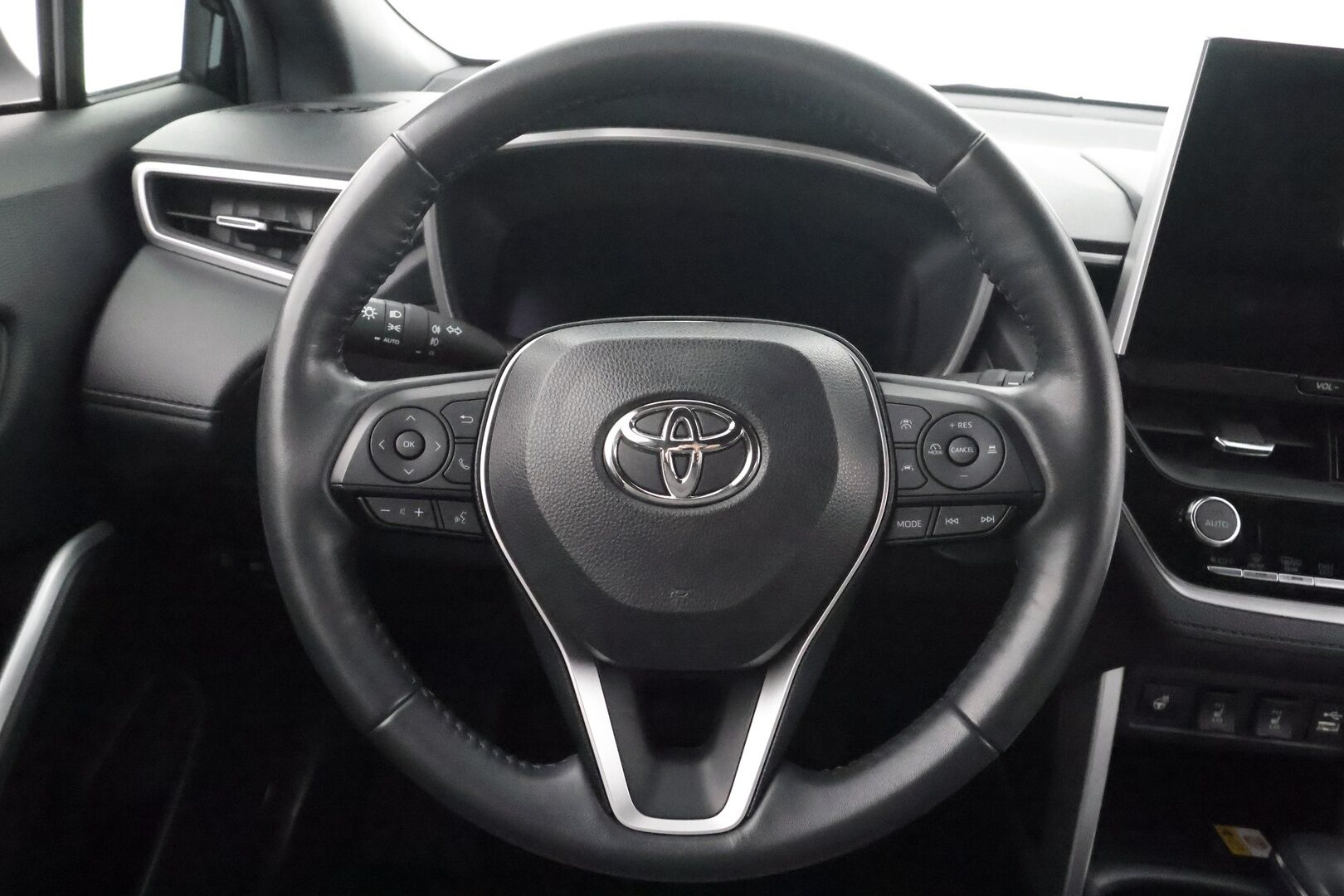 TOYOTA COROLLA CROSS 2024 2.0 Hybrid AWD-i Style * ACC / LED / P.Kamera / Digimittaristo / Navi / Keyless * - Kahdet renkaat aluvanteilla - HULLUT AVAJAISHULINAT KORKOTARJOUS 3,29 %