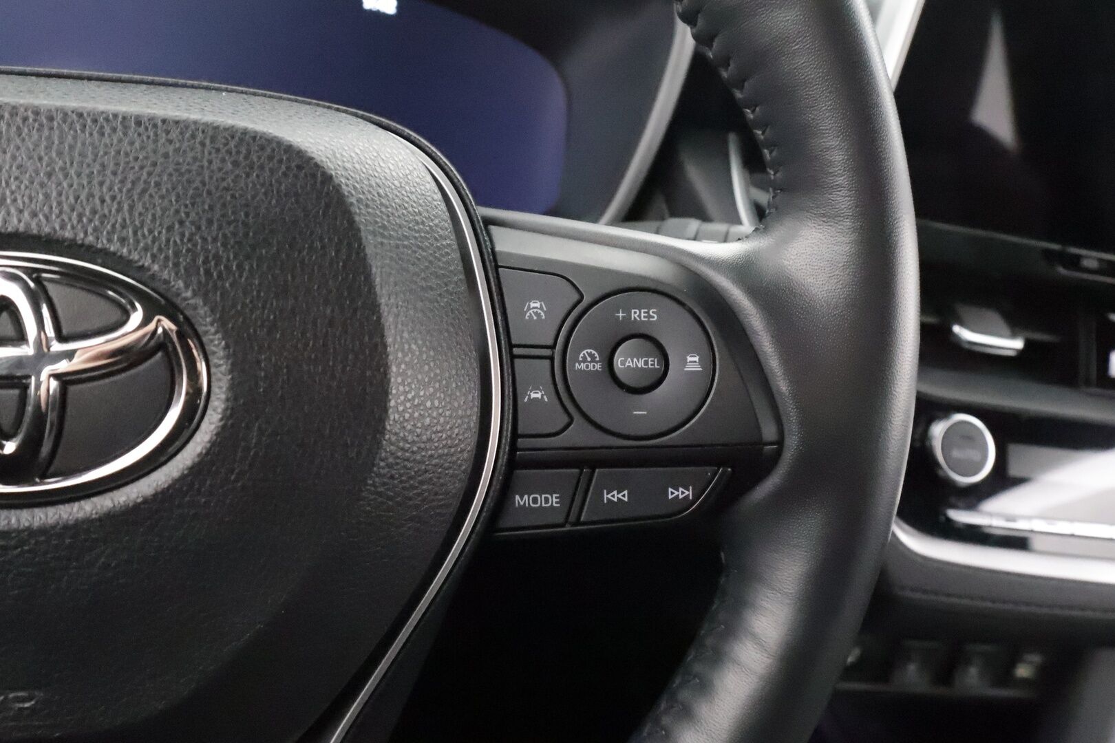 TOYOTA COROLLA CROSS 2024 2.0 Hybrid AWD-i Style * ACC / LED / P.Kamera / Digimittaristo / Navi / Keyless * - Kahdet renkaat aluvanteilla - HULLUT AVAJAISHULINAT KORKOTARJOUS 3,29 %