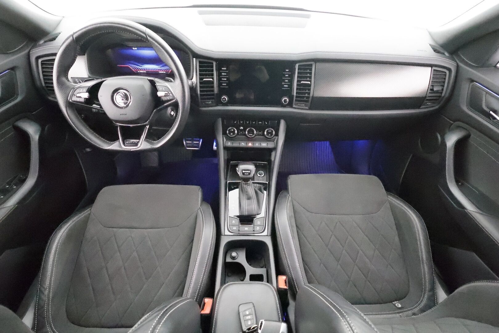 SKODA KODIAQ 2022 2,0 TSI 4x4 SportLine DSG * ACC / Webasto / Koukku / Matrix-LED / Muistipenkki / P.Kamera / 7-Paik / Apple&android * - *2x renkaat&vanteet* - HULLUT AVAJAISHULINAT KORKOTARJOUS 3,29 %