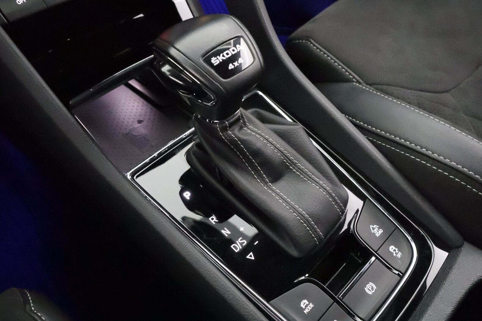 SKODA KODIAQ 2022 2,0 TSI 4x4 SportLine DSG * ACC / Webasto / Koukku / Matrix-LED / Muistipenkki / P.Kamera / 7-Paik / Apple&android * - *2x renkaat&vanteet* - HULLUT AVAJAISHULINAT KORKOTARJOUS 3,29 %