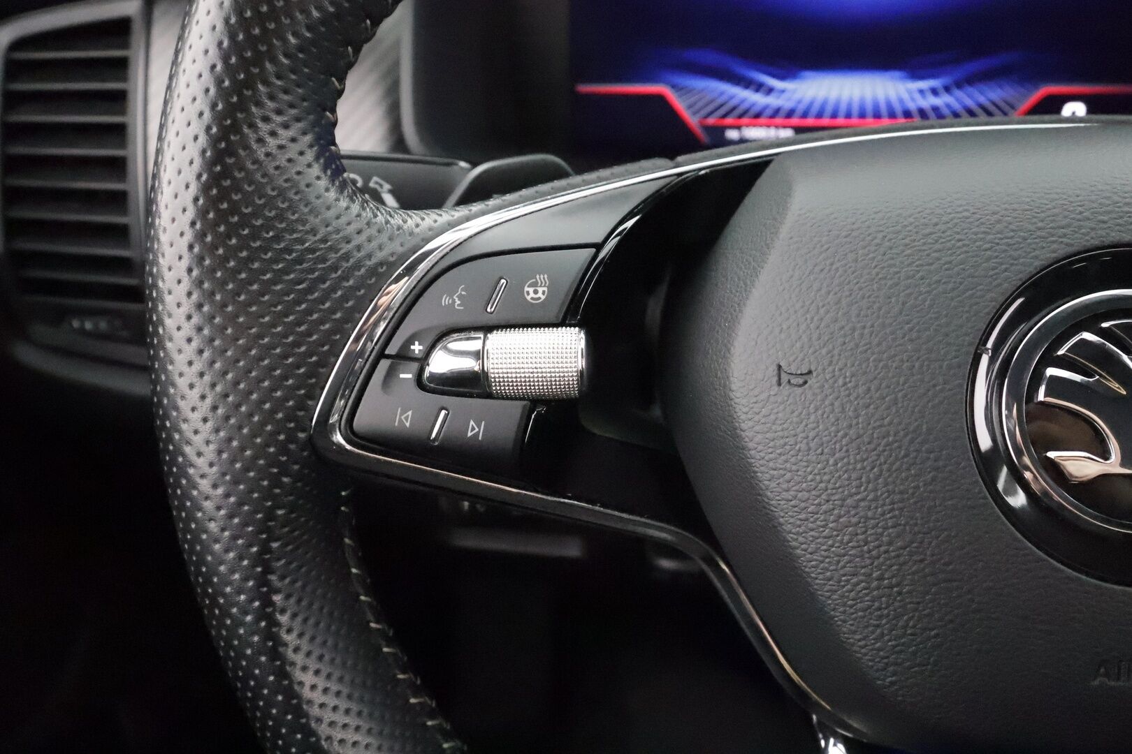 SKODA KODIAQ 2022 2,0 TSI 4x4 SportLine DSG * ACC / Webasto / Koukku / Matrix-LED / Muistipenkki / P.Kamera / 7-Paik / Apple&android * - *2x renkaat&vanteet* - HULLUT AVAJAISHULINAT KORKOTARJOUS 3,29 %