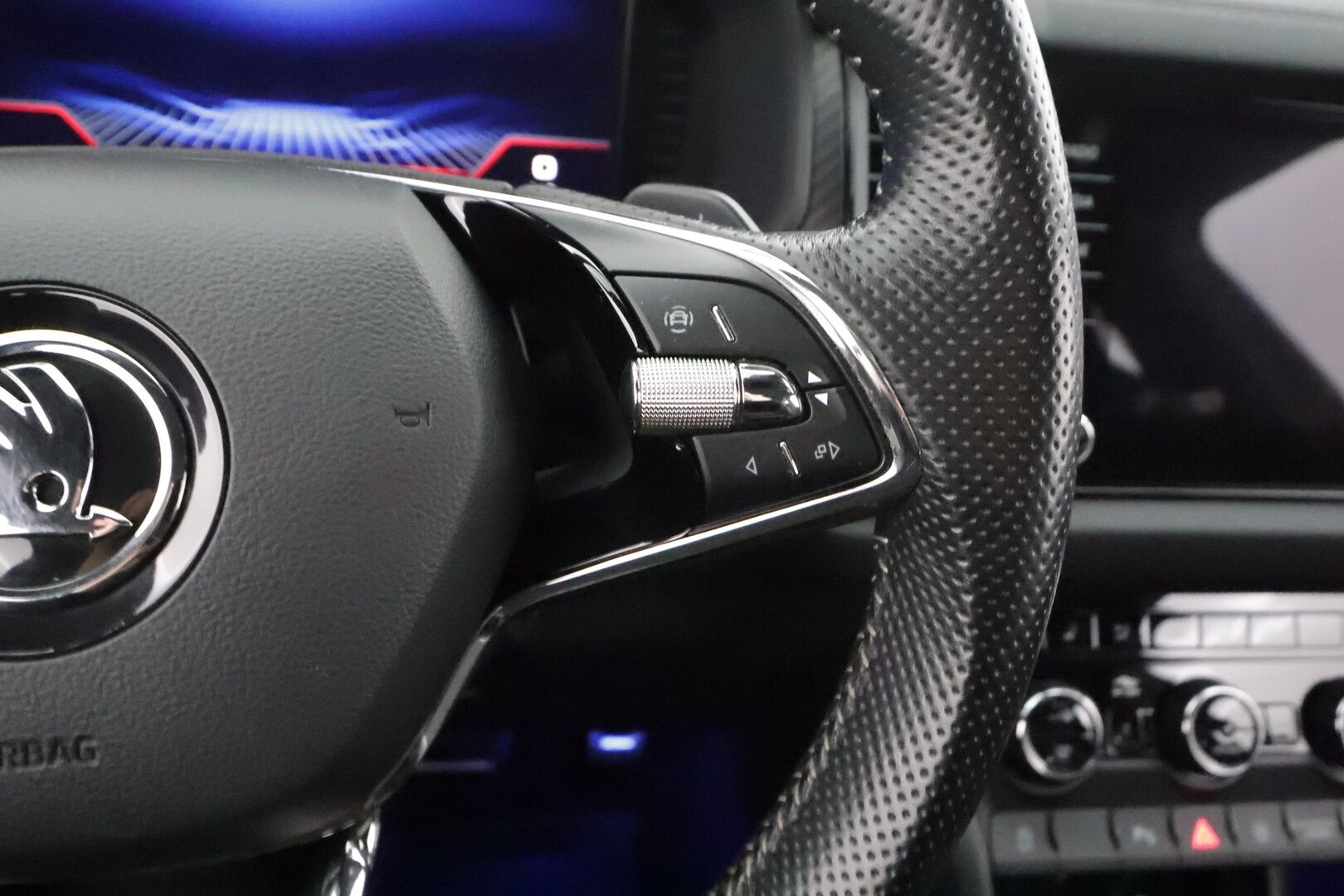 SKODA KODIAQ 2022 2,0 TSI 4x4 SportLine DSG * ACC / Webasto / Koukku / Matrix-LED / Muistipenkki / P.Kamera / 7-Paik / Apple&android * - *2x renkaat&vanteet* - HULLUT AVAJAISHULINAT KORKOTARJOUS 3,29 %