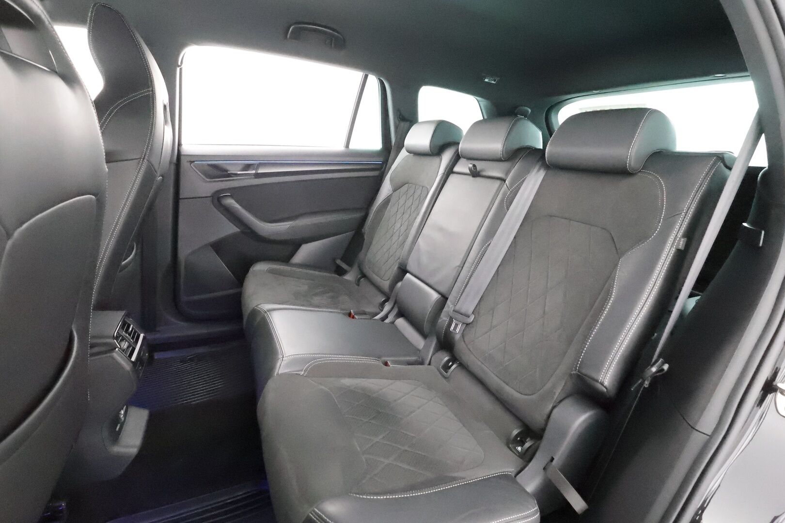 SKODA KODIAQ 2022 2,0 TSI 4x4 SportLine DSG * ACC / Webasto / Koukku / Matrix-LED / Muistipenkki / P.Kamera / 7-Paik / Apple&android * - *2x renkaat&vanteet* - HULLUT AVAJAISHULINAT KORKOTARJOUS 3,29 %