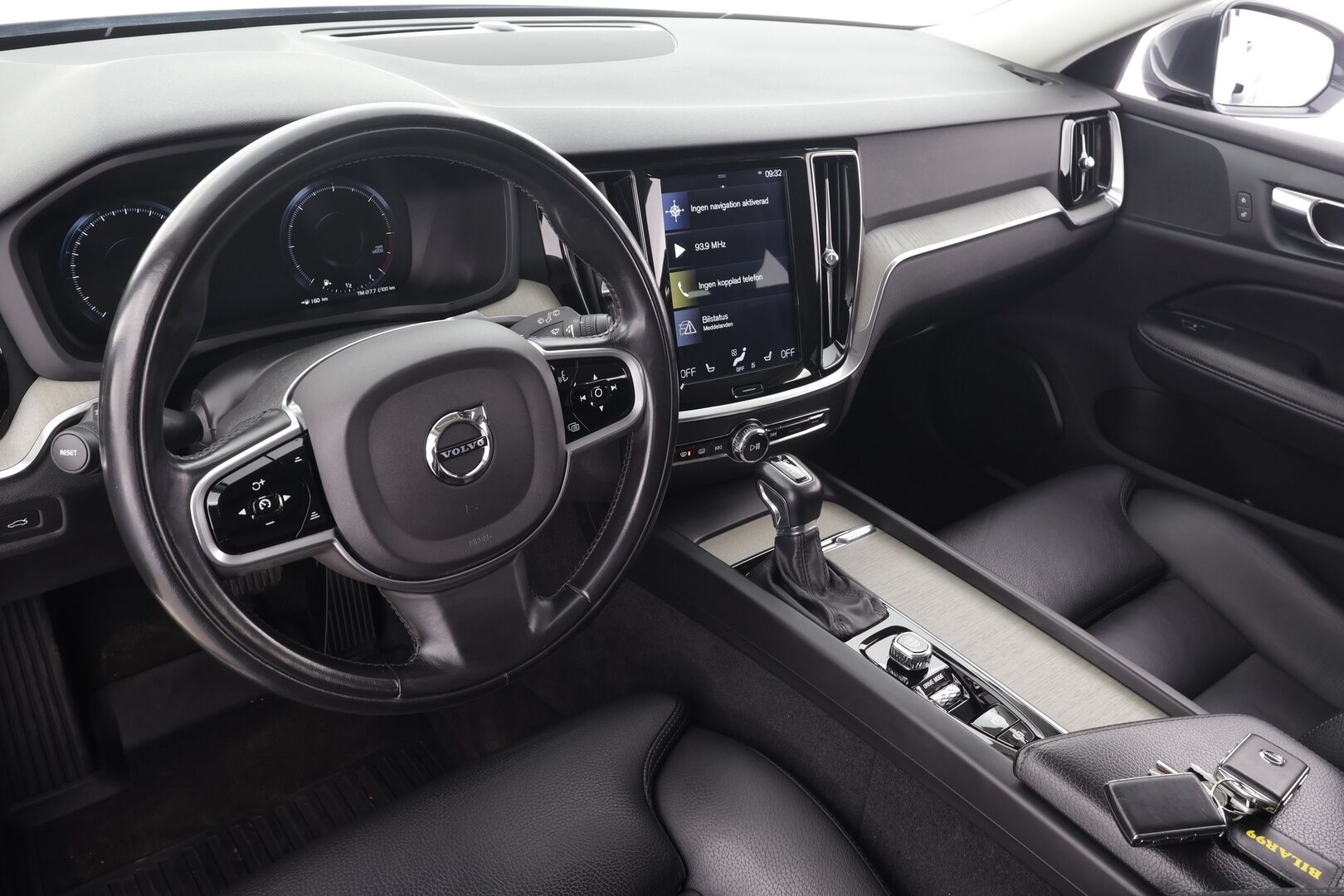 Volvo V60 2019 D3 AWD Inscription * Sportnahat / Webasto / ACC / LED / P.Tutkat / Kaistavahti / Keyless * - Kahdet merkkirenkaat aluvanteilla / Kattotelineet / Avaimeton kulku - HULLUT AVAJAISHULINAT KORKOTARJOUS 3,29 %