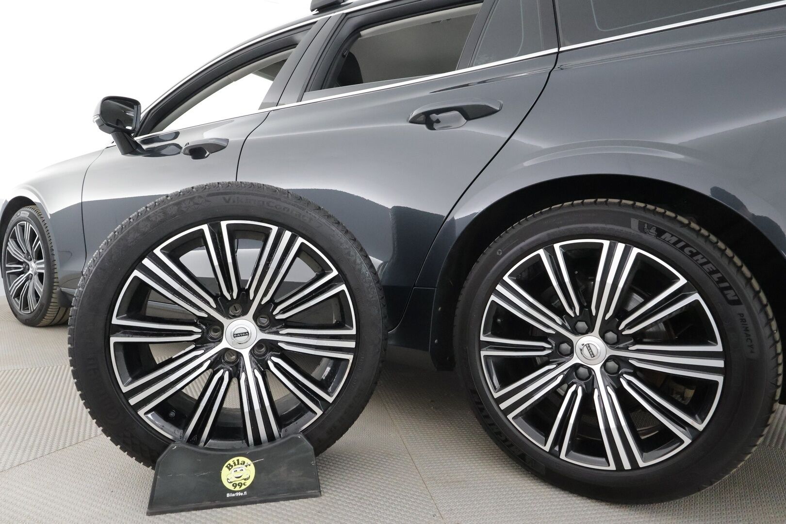 Volvo V60 2019 D3 AWD Inscription * Sportnahat / Webasto / ACC / LED / P.Tutkat / Kaistavahti / Keyless * - Kahdet merkkirenkaat aluvanteilla / Kattotelineet / Avaimeton kulku - HULLUT AVAJAISHULINAT KORKOTARJOUS 3,29 %