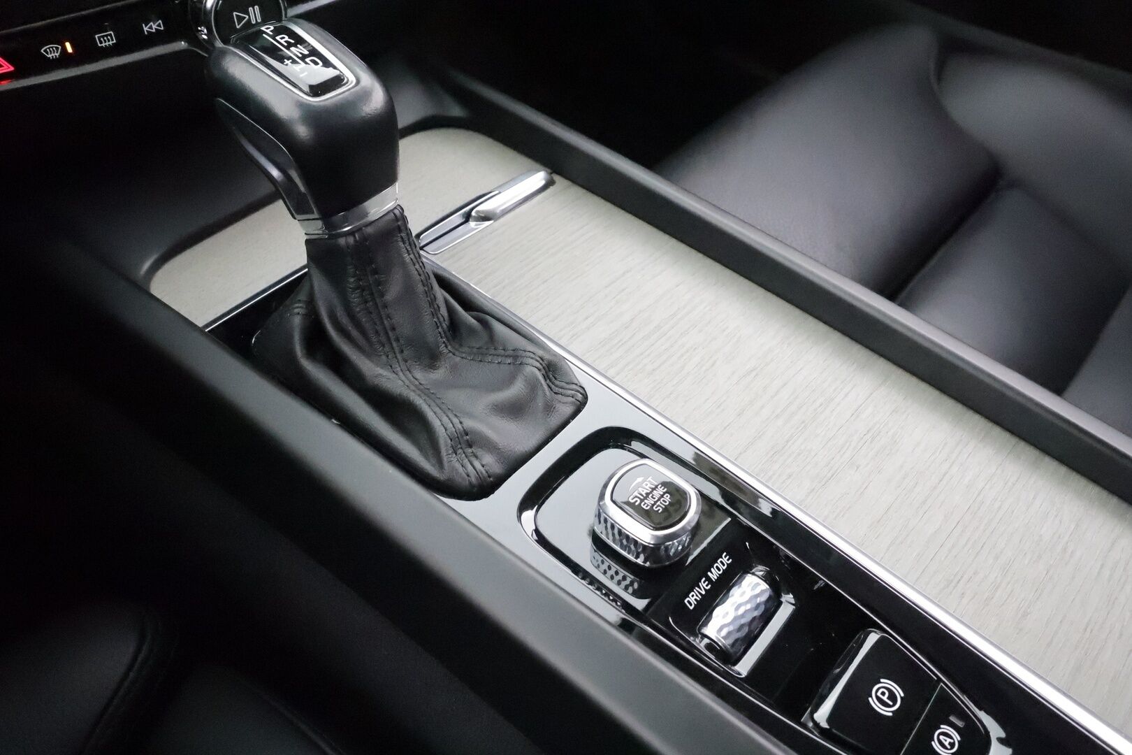 Volvo V60 2019 D3 AWD Inscription * Sportnahat / Webasto / ACC / LED / P.Tutkat / Kaistavahti / Keyless * - Kahdet merkkirenkaat aluvanteilla / Kattotelineet / Avaimeton kulku - HULLUT AVAJAISHULINAT KORKOTARJOUS 3,29 %