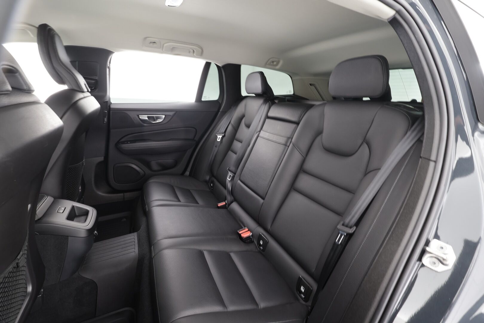 Volvo V60 2019 D3 AWD Inscription * Sportnahat / Webasto / ACC / LED / P.Tutkat / Kaistavahti / Keyless * - Kahdet merkkirenkaat aluvanteilla / Kattotelineet / Avaimeton kulku - HULLUT AVAJAISHULINAT KORKOTARJOUS 3,29 %