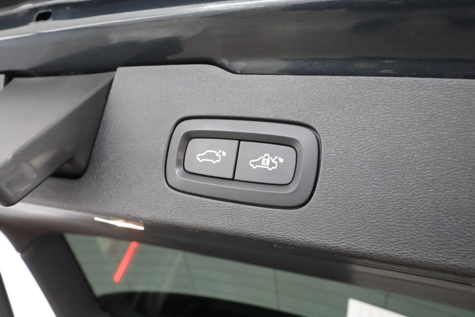 Volvo V60 2019 D3 AWD Inscription * Sportnahat / Webasto / ACC / LED / P.Tutkat / Kaistavahti / Keyless * - Kahdet merkkirenkaat aluvanteilla / Kattotelineet / Avaimeton kulku - HULLUT AVAJAISHULINAT KORKOTARJOUS 3,29 %