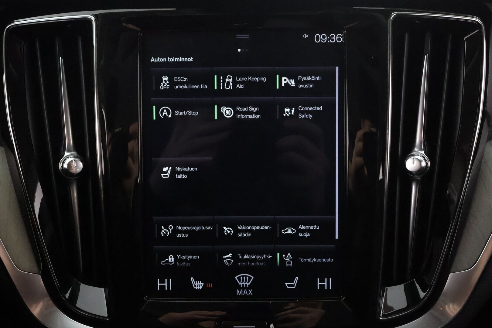 Volvo V60 2019 D3 AWD Inscription * Sportnahat / Webasto / ACC / LED / P.Tutkat / Kaistavahti / Keyless * - Kahdet merkkirenkaat aluvanteilla / Kattotelineet / Avaimeton kulku - HULLUT AVAJAISHULINAT KORKOTARJOUS 3,29 %