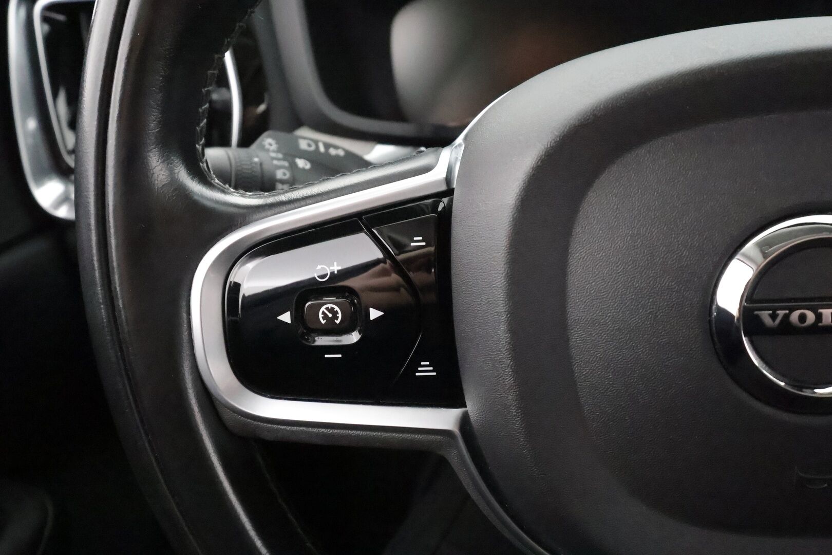 Volvo V60 2019 D3 AWD Inscription * Sportnahat / Webasto / ACC / LED / P.Tutkat / Kaistavahti / Keyless * - Kahdet merkkirenkaat aluvanteilla / Kattotelineet / Avaimeton kulku - HULLUT AVAJAISHULINAT KORKOTARJOUS 3,29 %