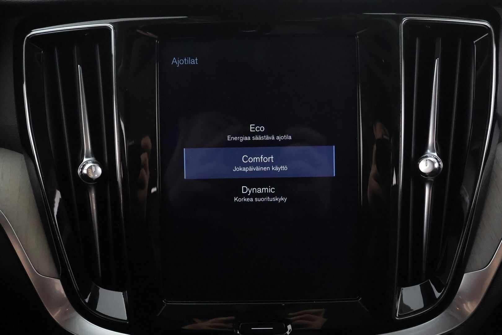 Volvo V60 2019 D3 AWD Inscription * Sportnahat / Webasto / ACC / LED / P.Tutkat / Kaistavahti / Keyless * - Kahdet merkkirenkaat aluvanteilla / Kattotelineet / Avaimeton kulku - HULLUT AVAJAISHULINAT KORKOTARJOUS 3,29 %