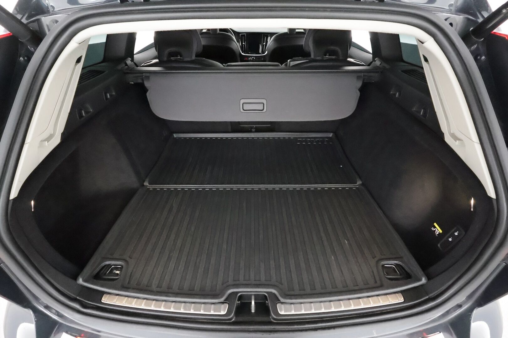 Volvo V60 2019 D3 AWD Inscription * Sportnahat / Webasto / ACC / LED / P.Tutkat / Kaistavahti / Keyless * - Kahdet merkkirenkaat aluvanteilla / Kattotelineet / Avaimeton kulku - HULLUT AVAJAISHULINAT KORKOTARJOUS 3,29 %