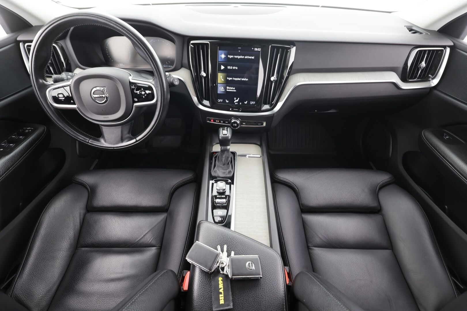 Volvo V60 2019 D3 AWD Inscription * Sportnahat / Webasto / ACC / LED / P.Tutkat / Kaistavahti / Keyless * - Kahdet merkkirenkaat aluvanteilla / Kattotelineet / Avaimeton kulku - HULLUT AVAJAISHULINAT KORKOTARJOUS 3,29 %