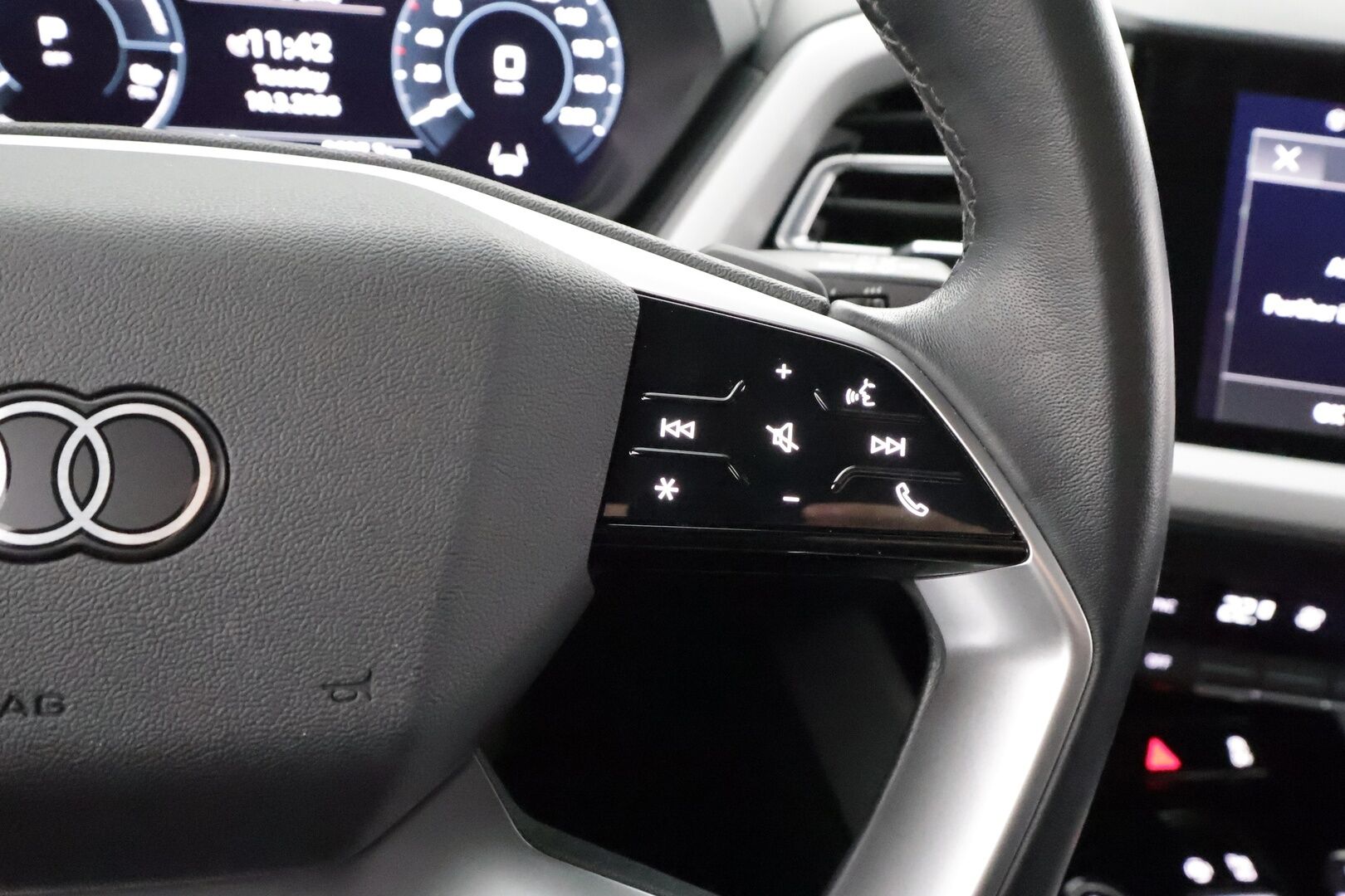 AUDI Q4 E-TRON 2023 50 E-Tron Quattro * ACC / P.kamera / ILP / Koukku / Sporttipenkit / LED / Sähköluukku / Digimittaristo * - Akku kuntotarkastettu