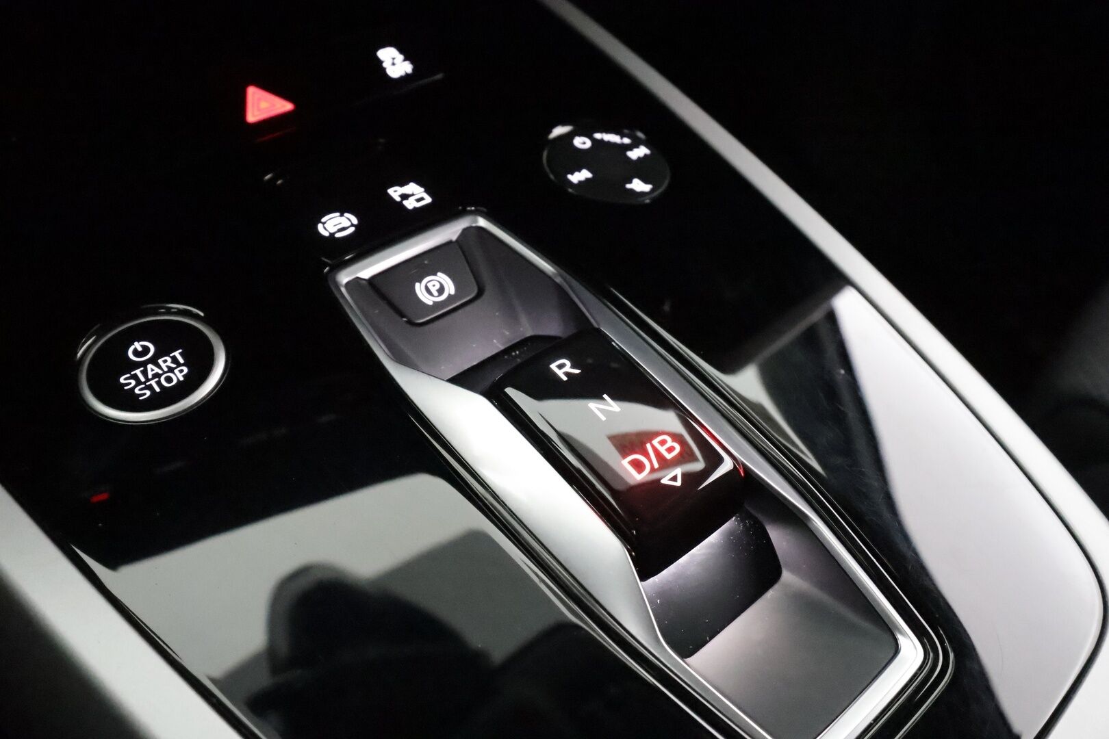 AUDI Q4 E-TRON 2023 50 E-Tron Quattro * ACC / P.kamera / ILP / Koukku / Sporttipenkit / LED / Sähköluukku / Digimittaristo * - Akku kuntotarkastettu