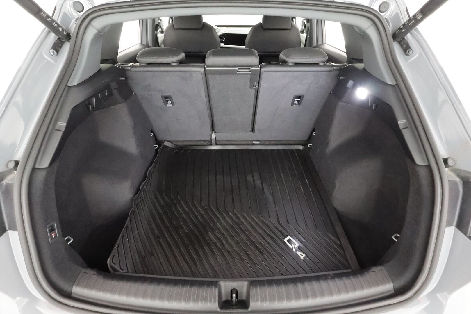 AUDI Q4 E-TRON 2023 50 E-Tron Quattro * ACC / P.kamera / ILP / Koukku / Sporttipenkit / LED / Sähköluukku / Digimittaristo * - Akku kuntotarkastettu