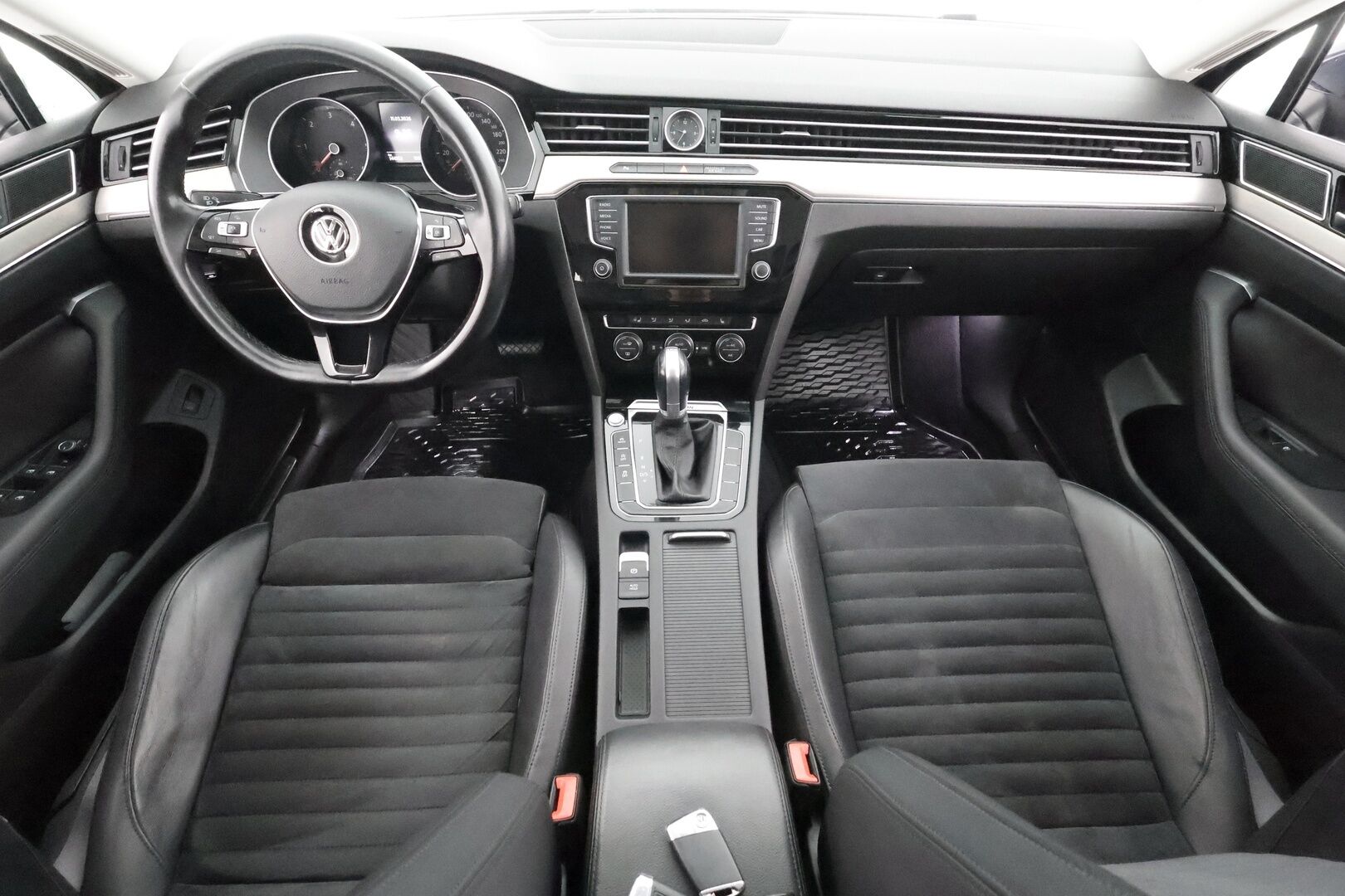 VOLKSWAGEN PASSAT 2016 2,0TDI 190hv 4Motion Highline - | ACC | Webasto | Koukku | LED | Ergocomfort istuin | P.Kamera | Kahdet Renkaat |