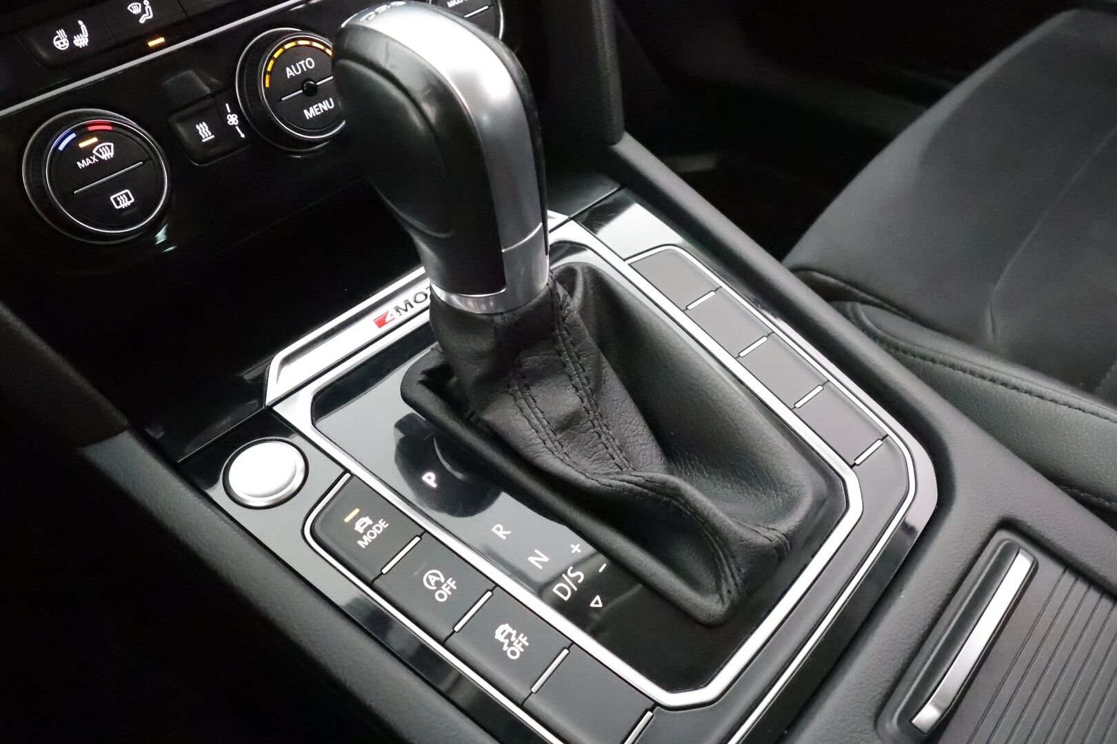 VOLKSWAGEN PASSAT 2016 2,0TDI 190hv 4Motion Highline * ACC / Webasto / Koukku / LED / Ergocomfort istuin / P.Kamera * - Kahdet Renkaat