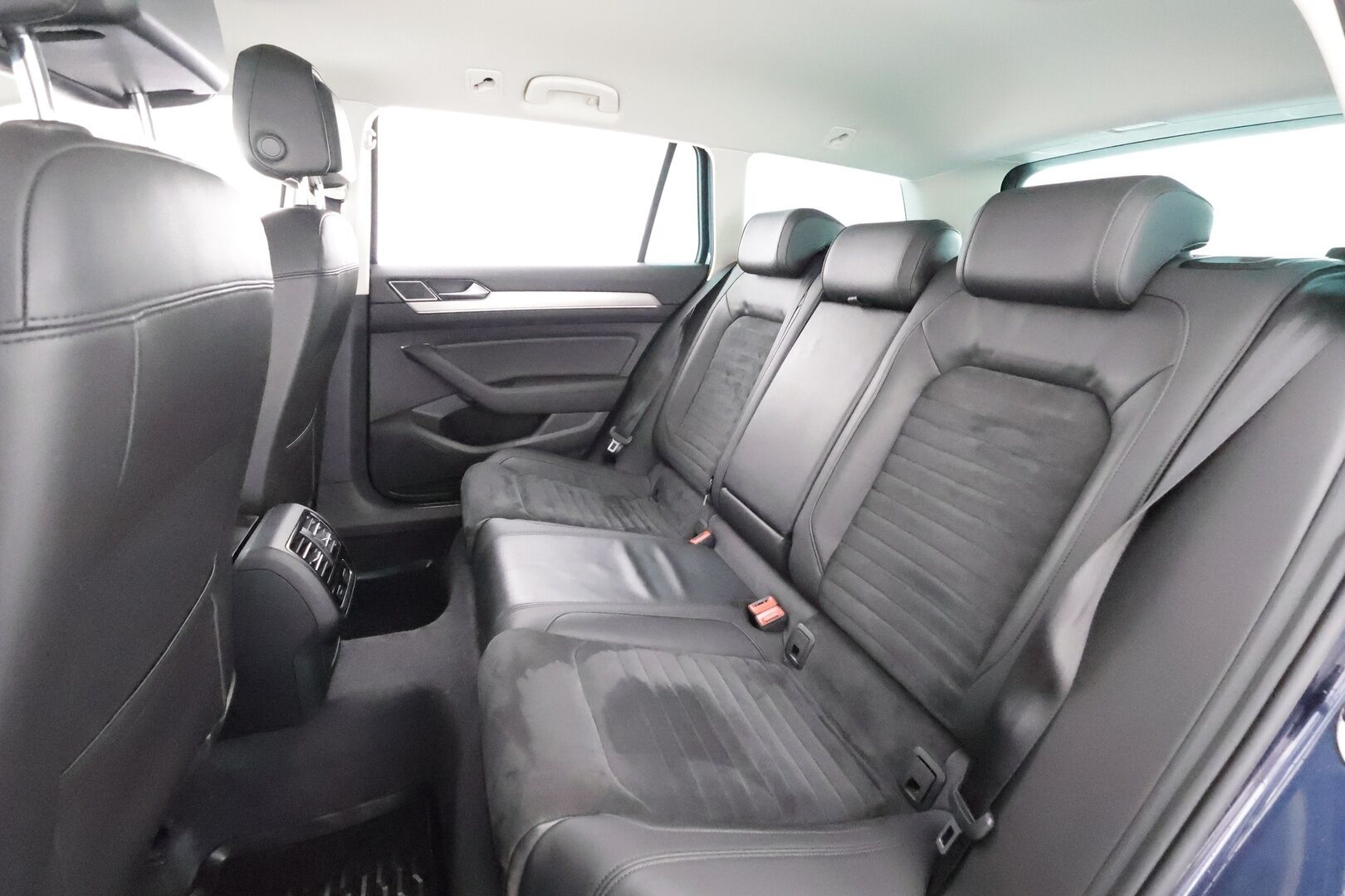 VOLKSWAGEN PASSAT 2016 2,0TDI 190hv 4Motion Highline * ACC / Webasto / Koukku / LED / Ergocomfort istuin / P.Kamera * - Kahdet Renkaat