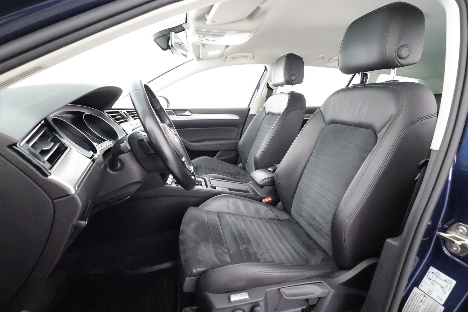 VOLKSWAGEN PASSAT 2016 2,0TDI 190hv 4Motion Highline * ACC / Webasto / Koukku / LED / Ergocomfort istuin / P.Kamera * - Kahdet Renkaat