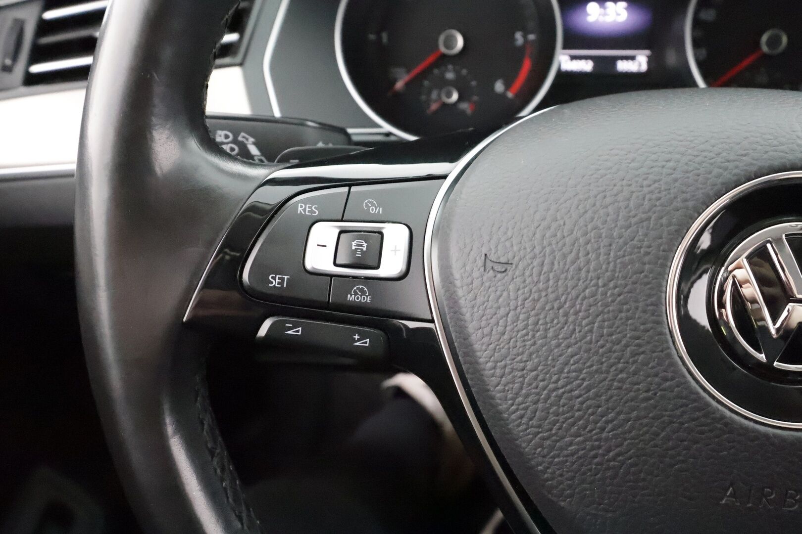 VOLKSWAGEN PASSAT 2016 2,0TDI 190hv 4Motion Highline * ACC / Webasto / Koukku / LED / Ergocomfort istuin / P.Kamera * - Kahdet Renkaat