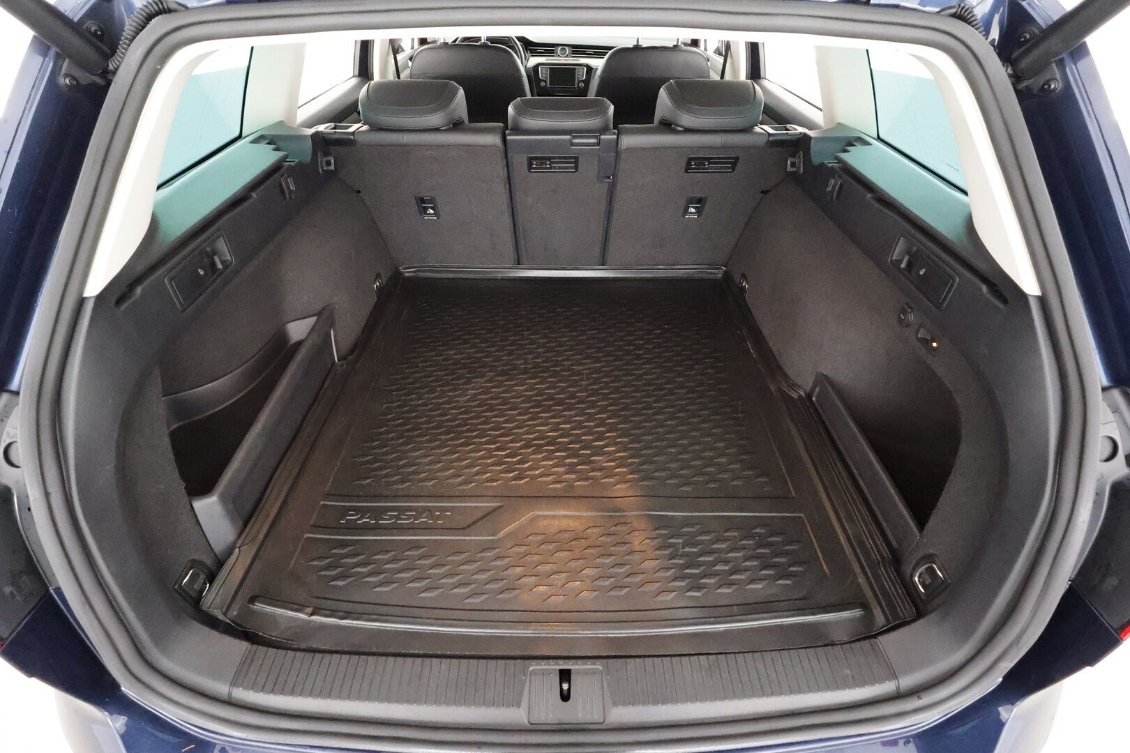 VOLKSWAGEN PASSAT 2016 2,0TDI 190hv 4Motion Highline - | ACC | Webasto | Koukku | LED | Ergocomfort istuin | P.Kamera | Kahdet Renkaat |