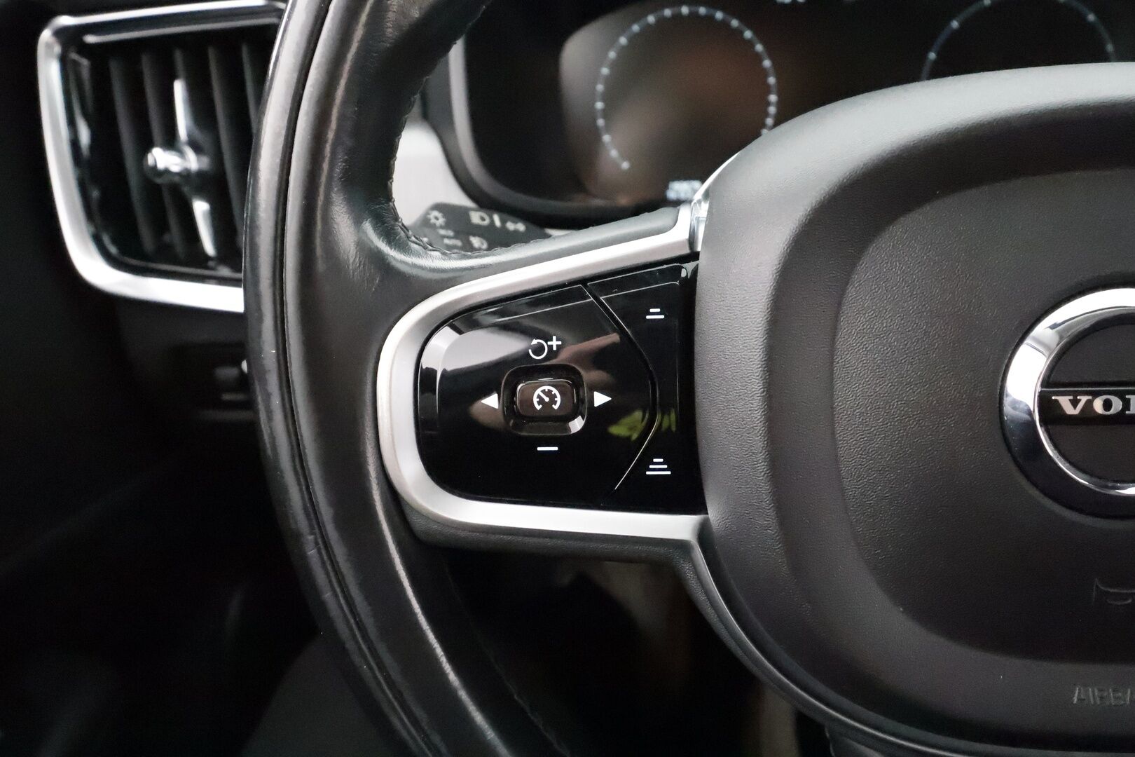 Volvo S90 2017 D5 AWD Business aut * Webasto / Koukku / ACC / HUD / Full-LED / P.kamera / Navi / Puolinahkasisusta / Keyless * - Ei AdBlue