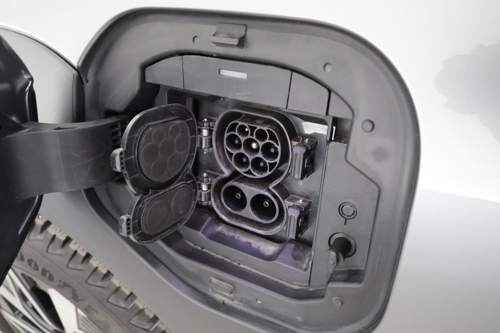 TOYOTA BZ4X 2023 71,4kWh AWD Style * ACC / 360° / JBL / Ilmastoidut nahat / Navi / LED / Keyless / Muistipenkki / Sähköluukku * - Akku kuntotarkastettu SoH 96,8% / Kahdet renkaat aluvanteilla