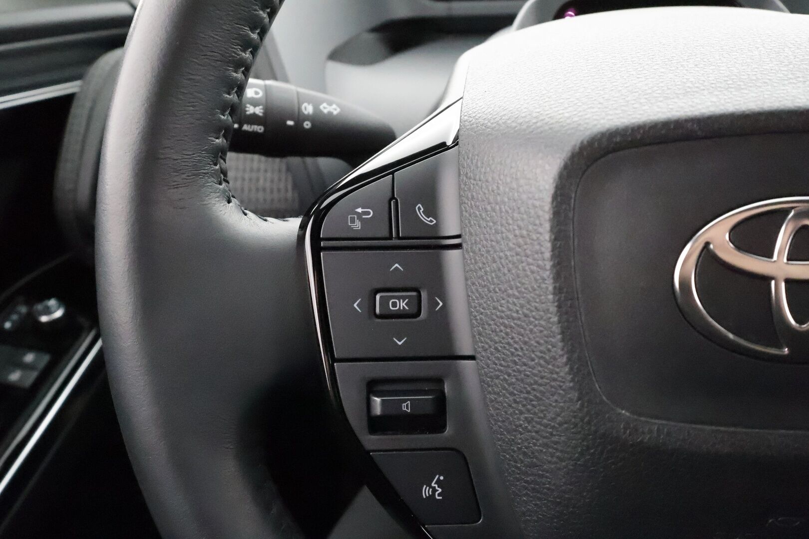 TOYOTA BZ4X 2023 71,4kWh AWD Style * ACC / 360° / JBL / Ilmastoidut nahat / Navi / LED / Keyless / Muistipenkki / Sähköluukku * - Akku kuntotarkastettu SoH 96,8% / Kahdet renkaat aluvanteilla