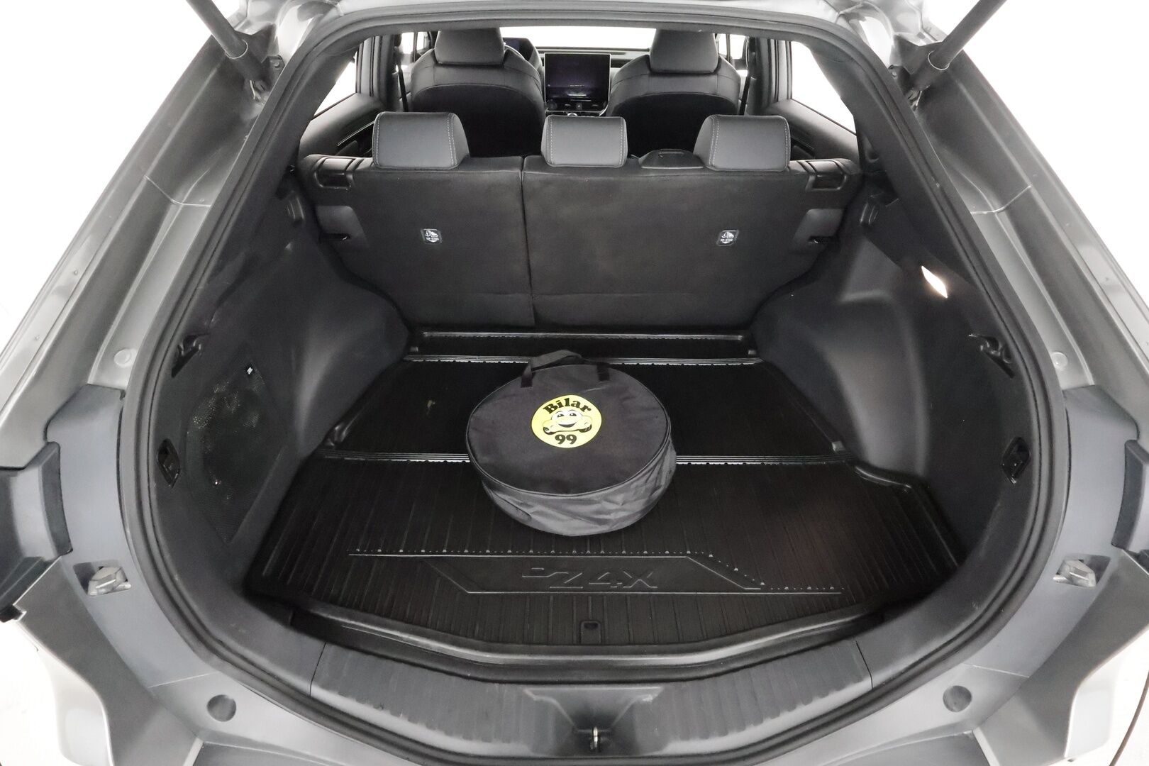 TOYOTA BZ4X 2023 71,4kWh AWD Style * ACC / 360° / JBL / Ilmastoidut nahat / Navi / LED / Keyless / Muistipenkki / Sähköluukku * - Akku kuntotarkastettu SoH 96,8% / Kahdet renkaat aluvanteilla