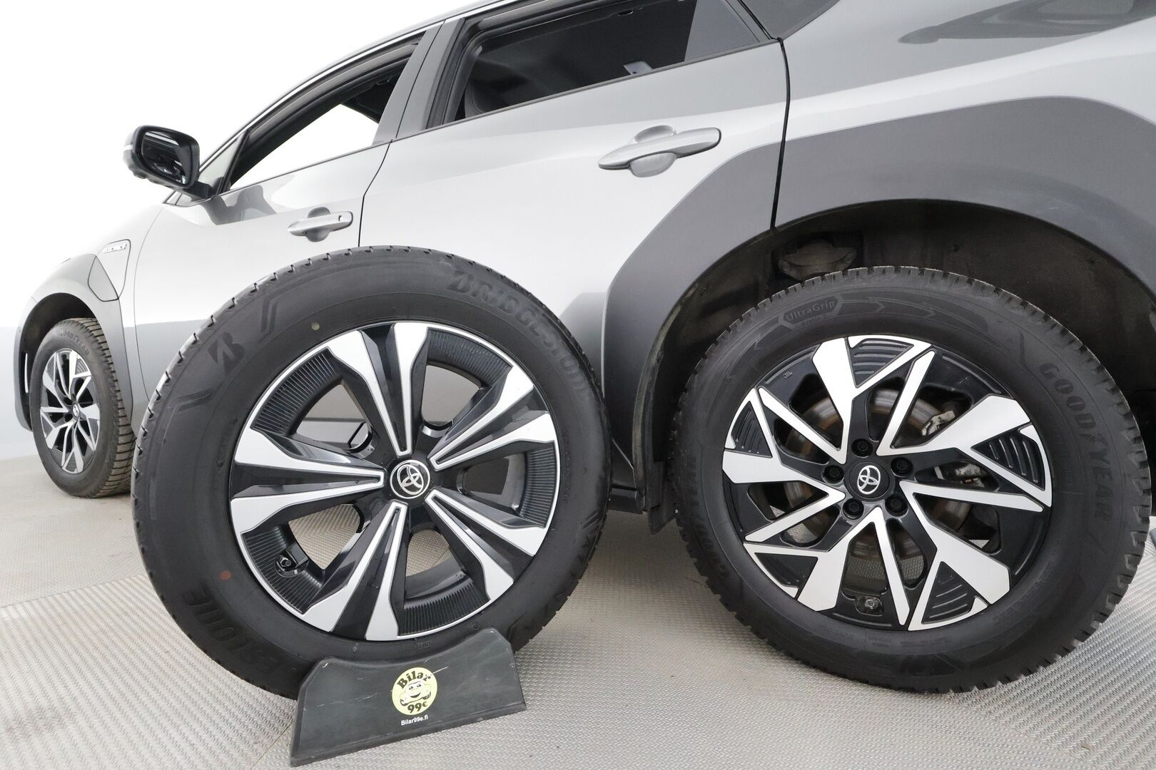 TOYOTA BZ4X 2023 71,4kWh AWD Style * ACC / 360° / JBL / Ilmastoidut nahat / Navi / LED / Keyless / Muistipenkki / Sähköluukku * - Akku kuntotarkastettu SoH 96,8% / Kahdet renkaat aluvanteilla