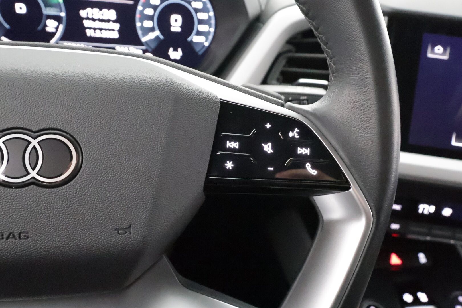 AUDI Q4 E-TRON 2023 45 Proline Quattro * ACC / LED / ILP / Koukku / P.Kamera / Apple&Android *