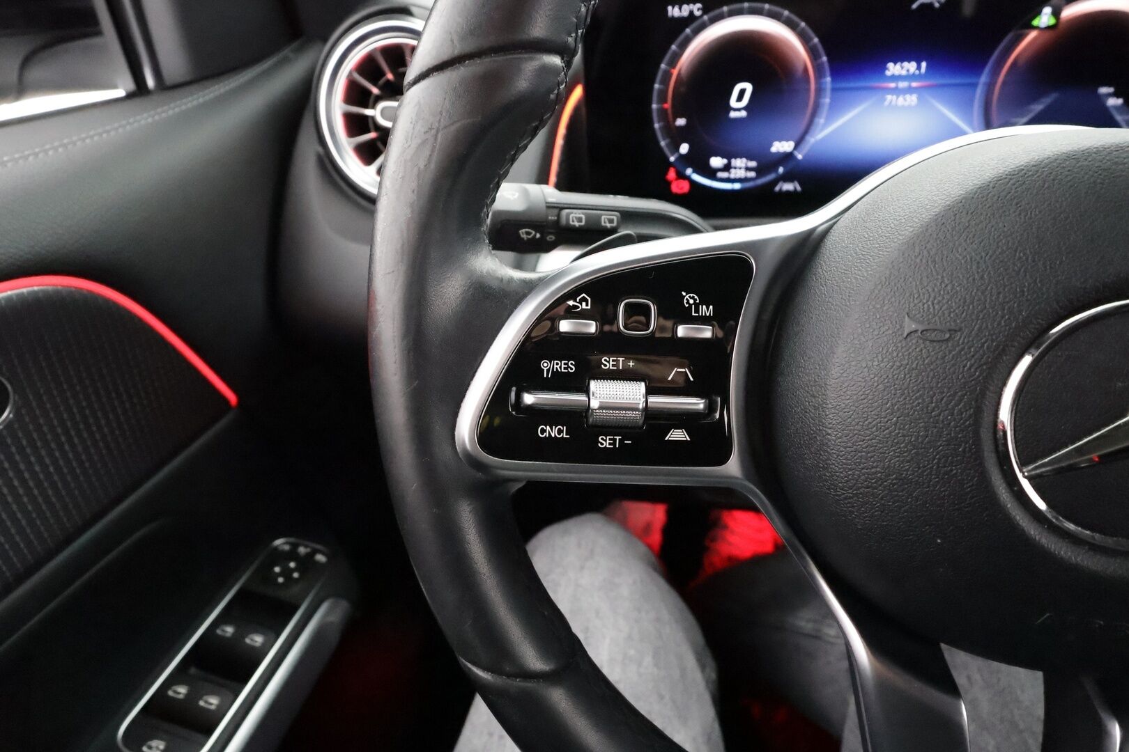 MERCEDES-BENZ EQB 2023 66,5kWh 350 4Matic Avantgarde * Distronic+ / High Performance LED / Lisälämmitin / Nahkasisusta / P.kamera * - Akku kuntotarkastettu / Kahdet Renkaat / 2x Lataus - HULLUT AVAJAISHULINAT KORKOTARJOUS 3,29 %