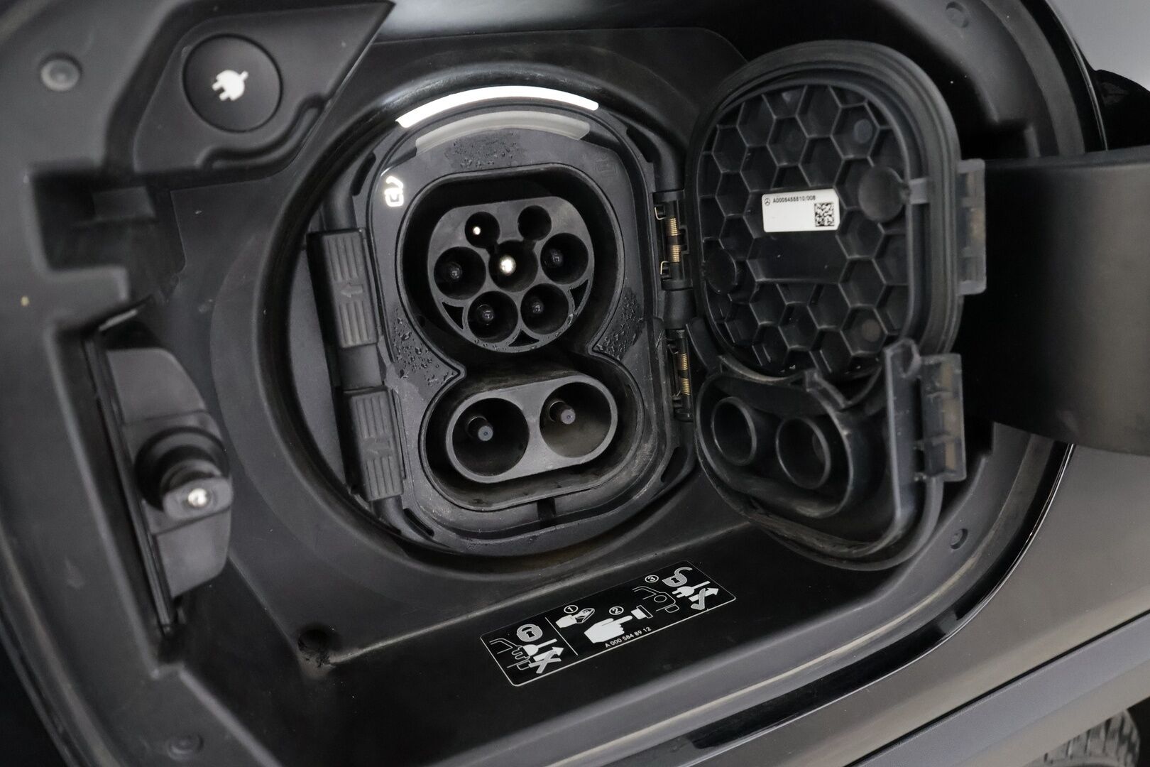 MERCEDES-BENZ EQB 2023 66,5kWh 350 4Matic Avantgarde * Distronic+ / High Performance LED / Lisälämmitin / Nahat / P.kamera * - Akku kuntotarkastettu / Kahdet Renkaat / 2x Lataus