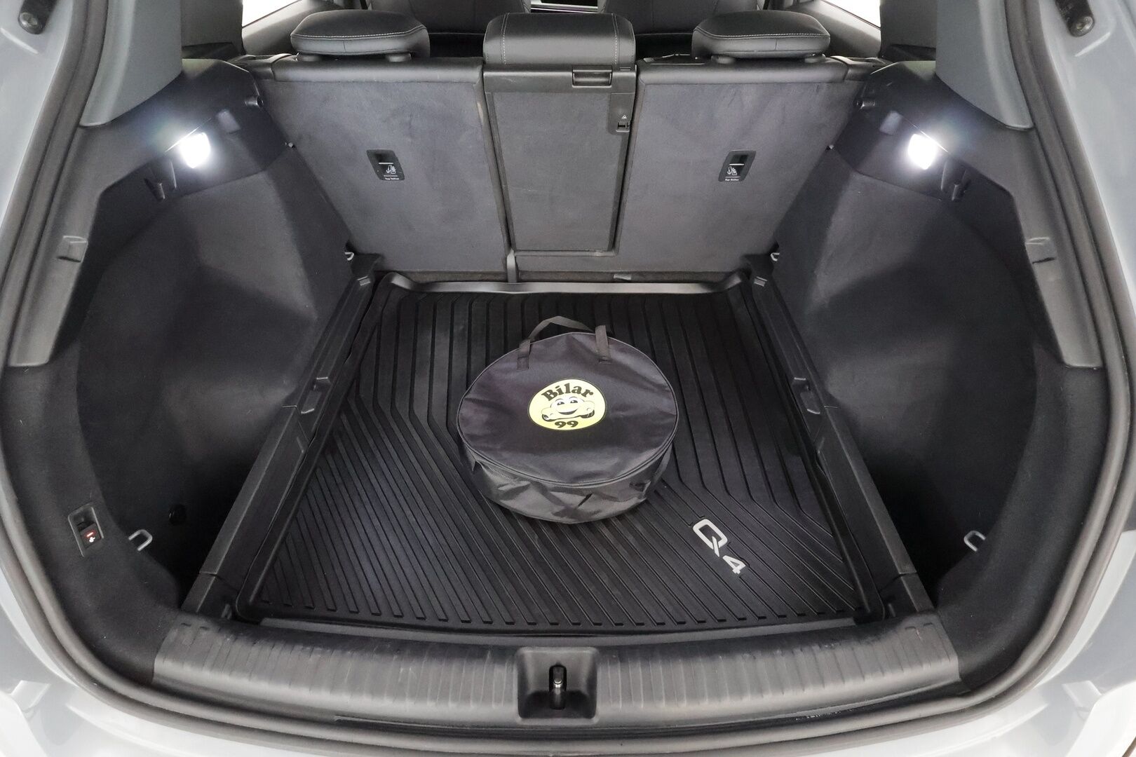 AUDI Q4 E-TRON 2023 50 E-Tron Quattro * ILP / Koukku / ACC / Matrix / Sportnahat / Navi / Keyless * - Merkkihuollot / Akku kuntotarkastettu SoH 93,1% / Kahdet renkaat aluvanteilla