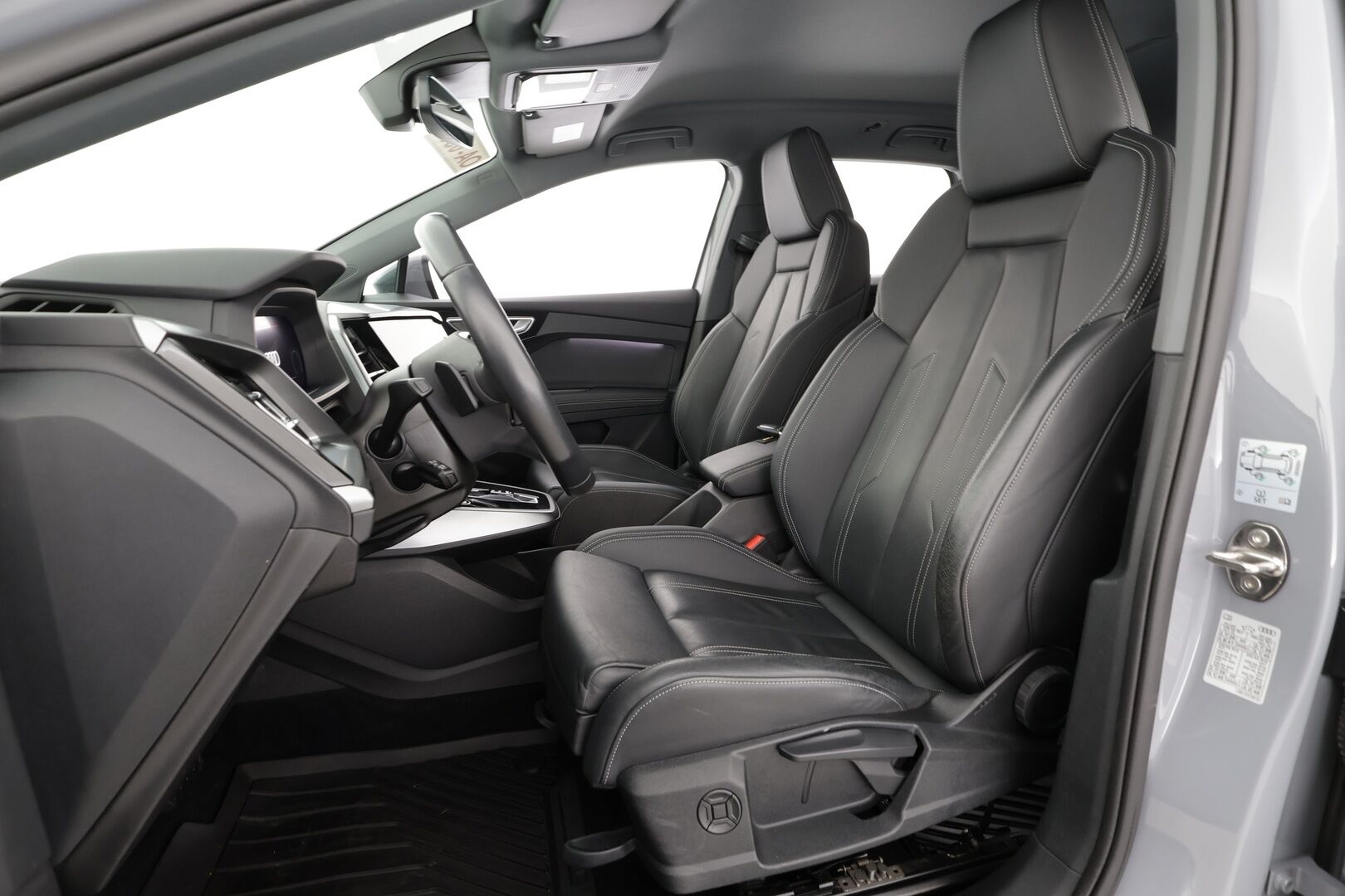 AUDI Q4 E-TRON 2023 50 E-Tron Quattro * ILP / Koukku / ACC / Matrix / Sportnahat / Navi / Keyless * - Merkkihuollot / Akku kuntotarkastettu SoH 93,1% / Kahdet renkaat aluvanteilla