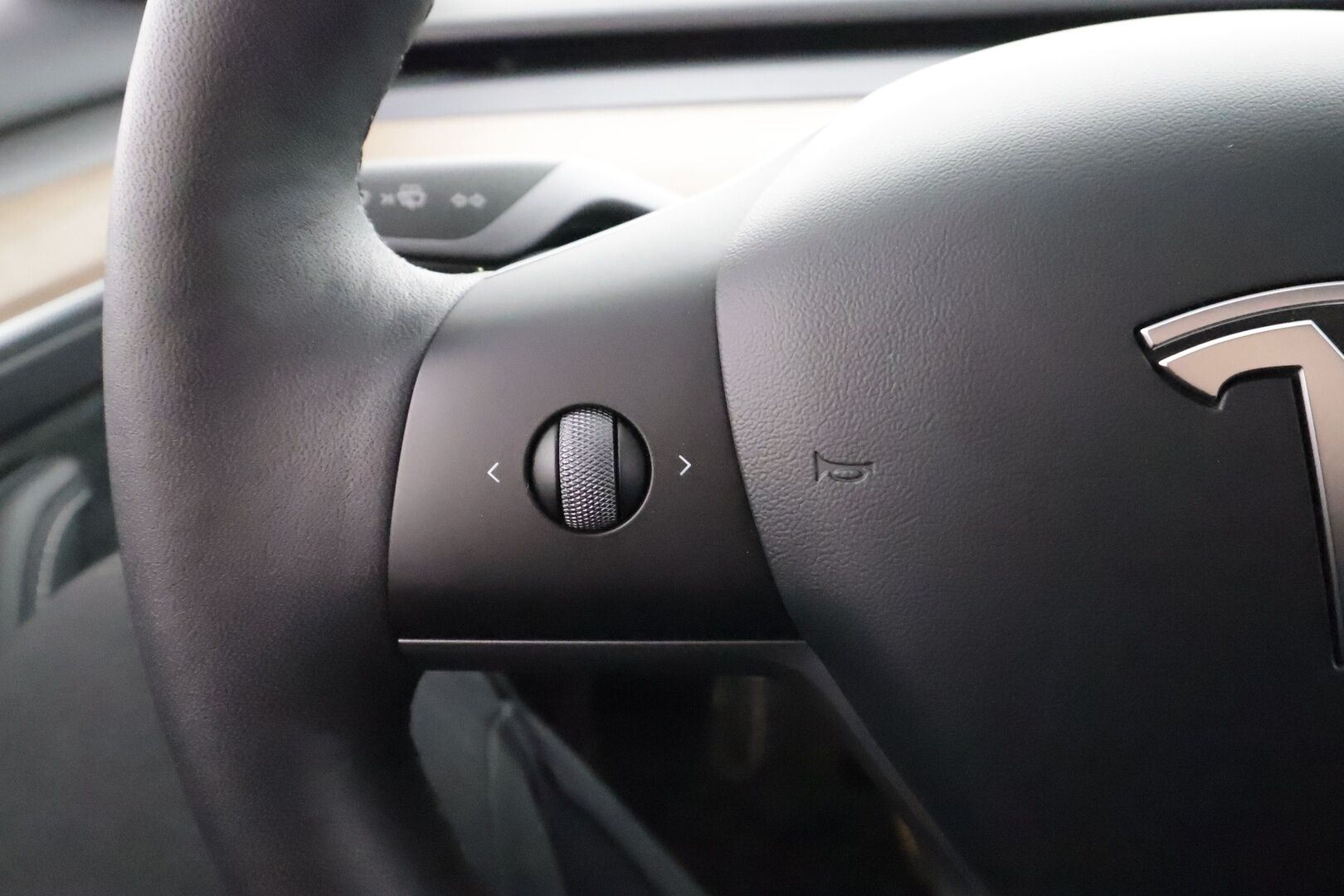 TESLA MODEL 3 2023 Performance * ILP / ACC / Lasikatto / Premium Audio / P.Kamera / Matrix-LED / Muistipenkki / Kaistavahti * - Akku kuntotarkastettu / 2x Latauskaapelit / Kahdet renkaat aluvanteilla