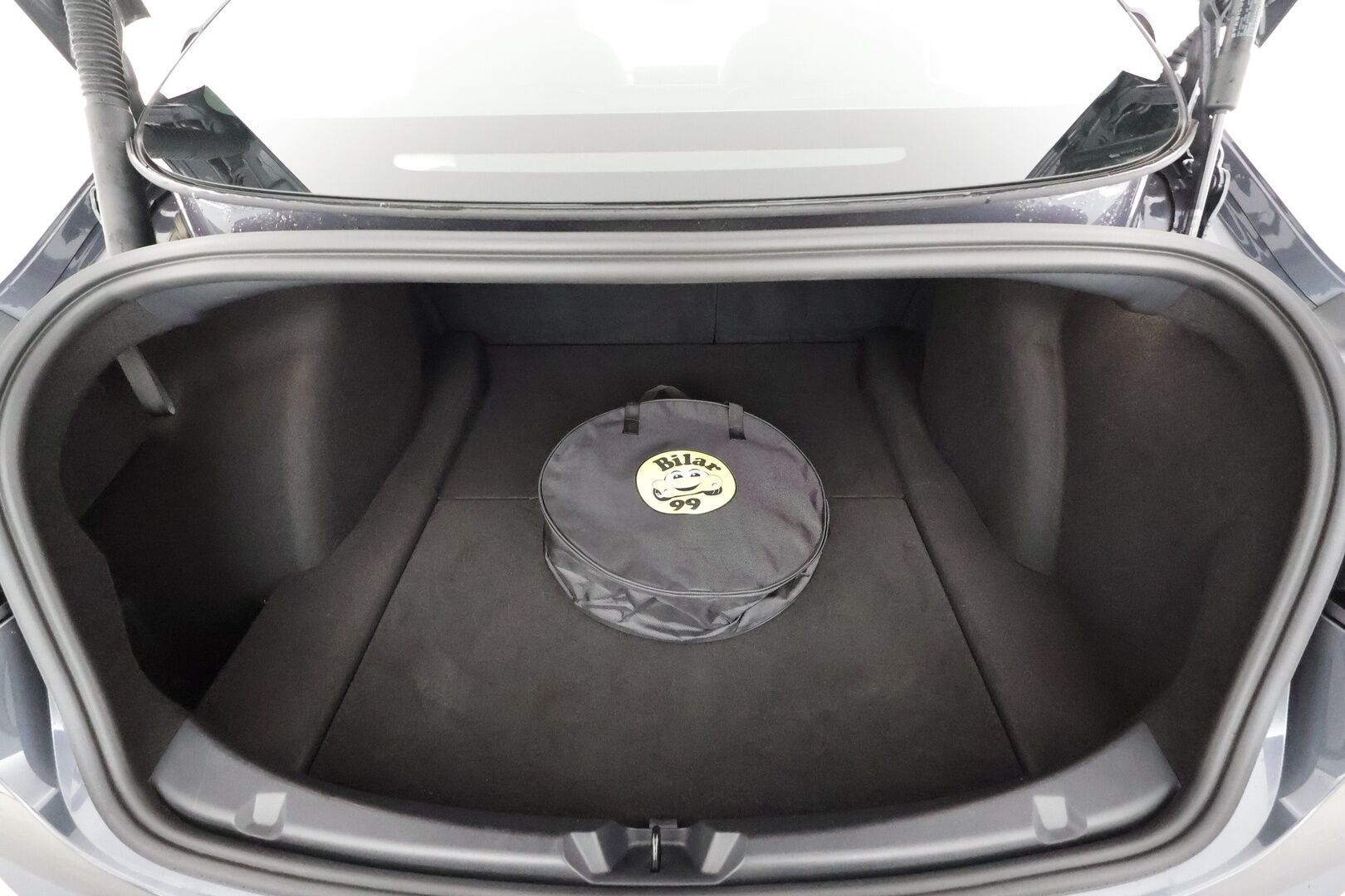 TESLA MODEL 3 2023 Performance * ILP / ACC / Lasikatto / Premium Audio / P.Kamera / Matrix-LED / Muistipenkki / Kaistavahti * - Akku kuntotarkastettu / 2x Latauskaapelit / Kahdet renkaat aluvanteilla